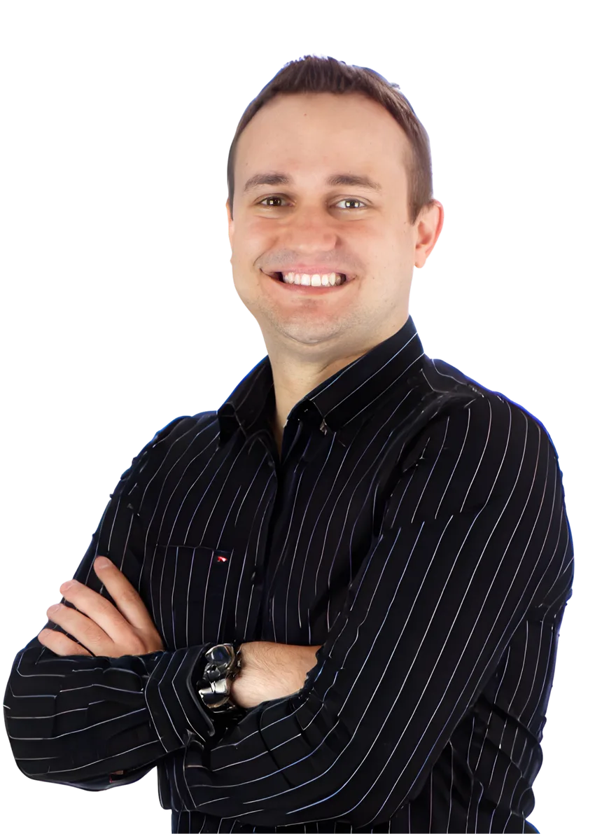 Fábio Martins, estrategista digital, sorrindo de braços cruzados